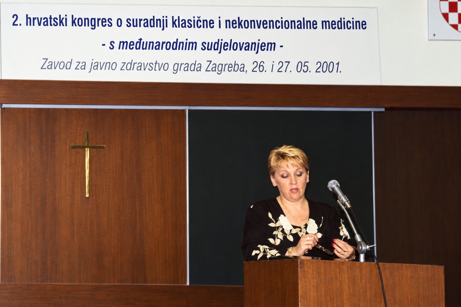 Vlasta Jašćur govori na 2. hrvatskom kongresu o suradnji klasične i nekonvencionalne medicine, Zagreb, 2001.