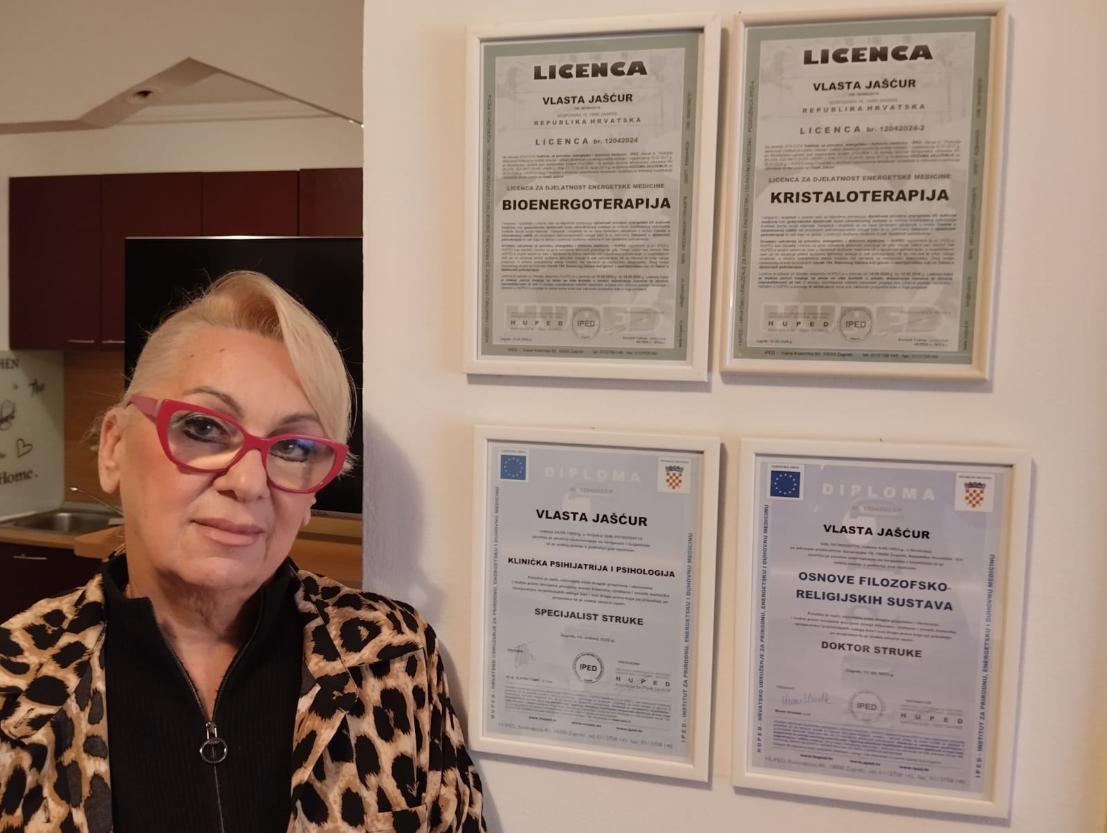 Vlasta Jašćur uz licence za bioenergoterapiju i kristaloterapiju te diplome specijalista i doktora struke, izdane putem HUPED-a i IPED-a